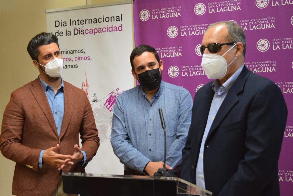 El alcalde (i), el concejal y el presidente de Asocide Canarias. DA