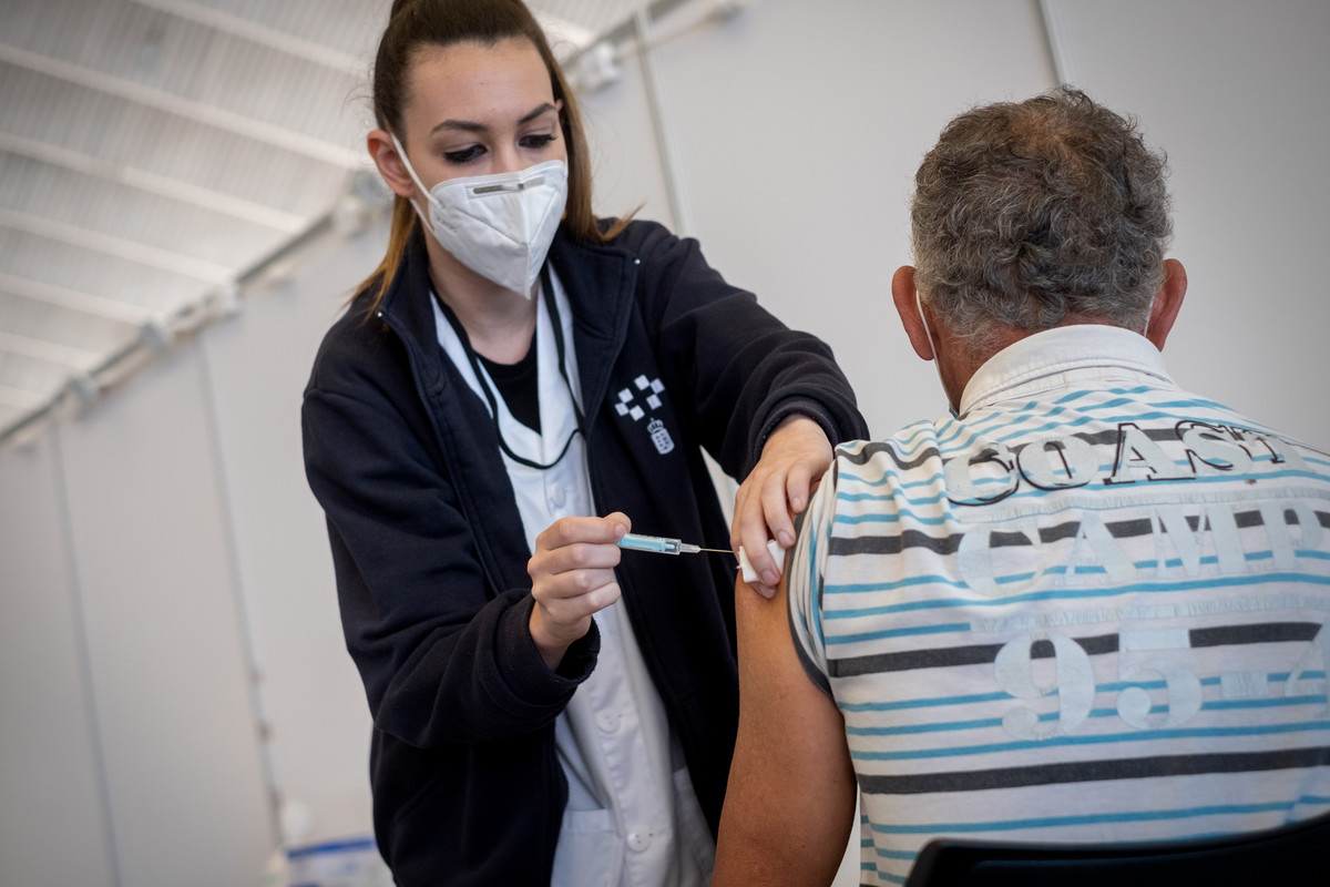 El primer día de vacunación masiva en el Recinto Ferial, en imágenes. Fran Pallero