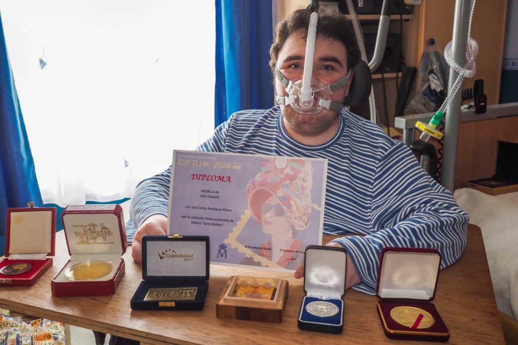 Su familia ha sido un gran apoyo para él, pues su padre Carlos le ayudó a iniciarse en la filatelia y, junto a su madre Ana, han viajado para recoger los numerosos premios que han convertido a su hijo en el actual campeón del mundo. SERGIO MÉNDEZ