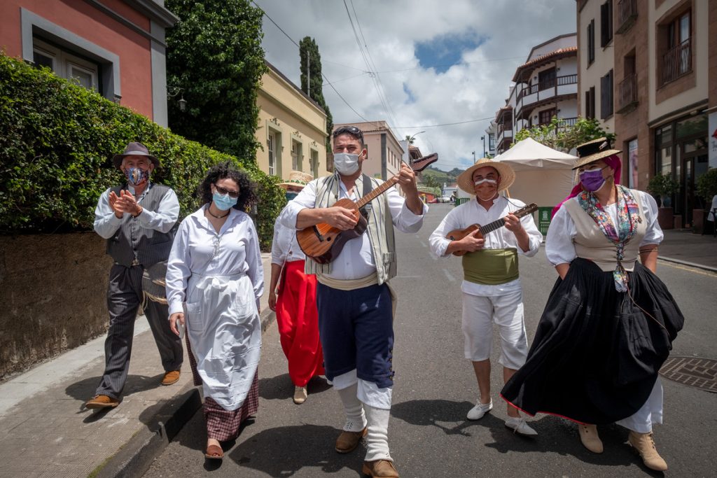 Una parranda avanza por la calle como si realmente la Romería de San Marcos, en la que sería su 54 edición, estuviera celebrándose. Fran Pallero