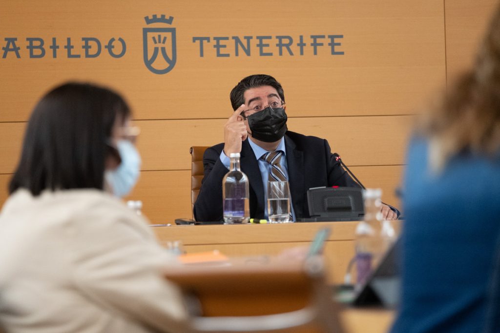 El presidente destaca la labor de acogida que la institución realiza con los 140 menores migrantes tutelados. FRAN PALLERO