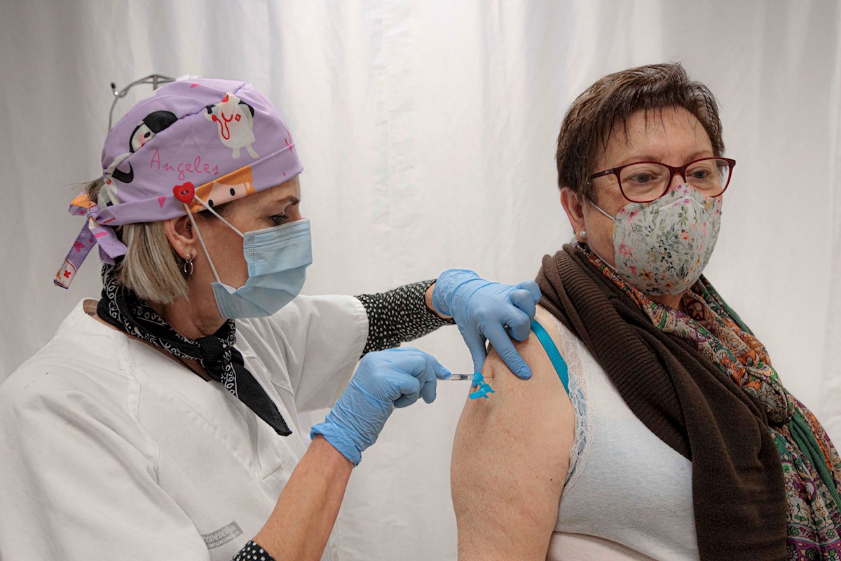 Una mujer se vacuna este sábado en el centro de salud Safranar de Valencia. EFE/ Biel Aliño