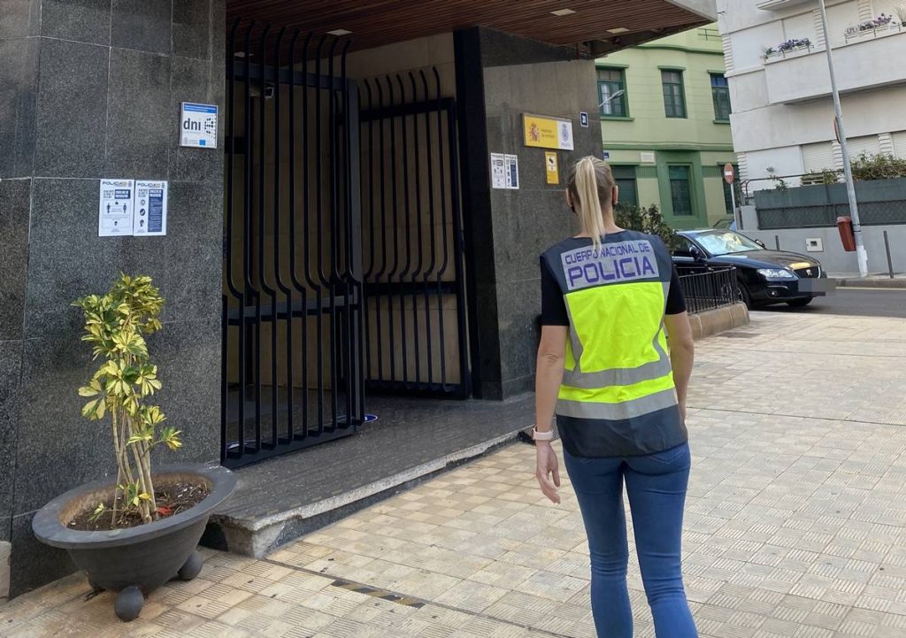 Roba miles de euros en la casa donde trabajaba en Santa Cruz. DA