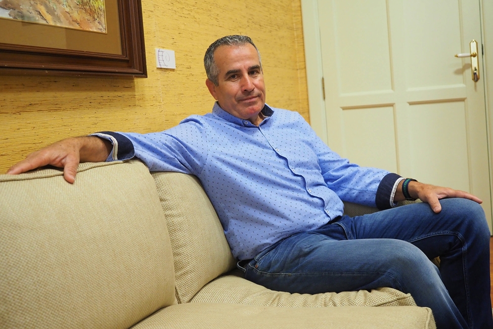 Mario Cabrera, en una sala del Parlamento de Canarias. / SERGIO MÉNDEZ