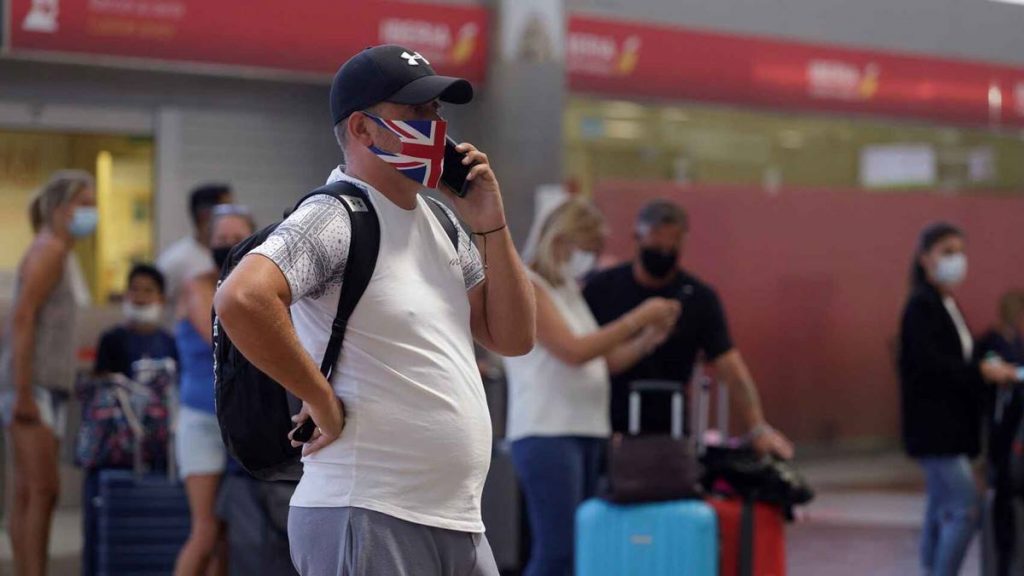 Los británicos tendrán que guardar cuarentena de 10 días si viajan a Canarias. E.E.