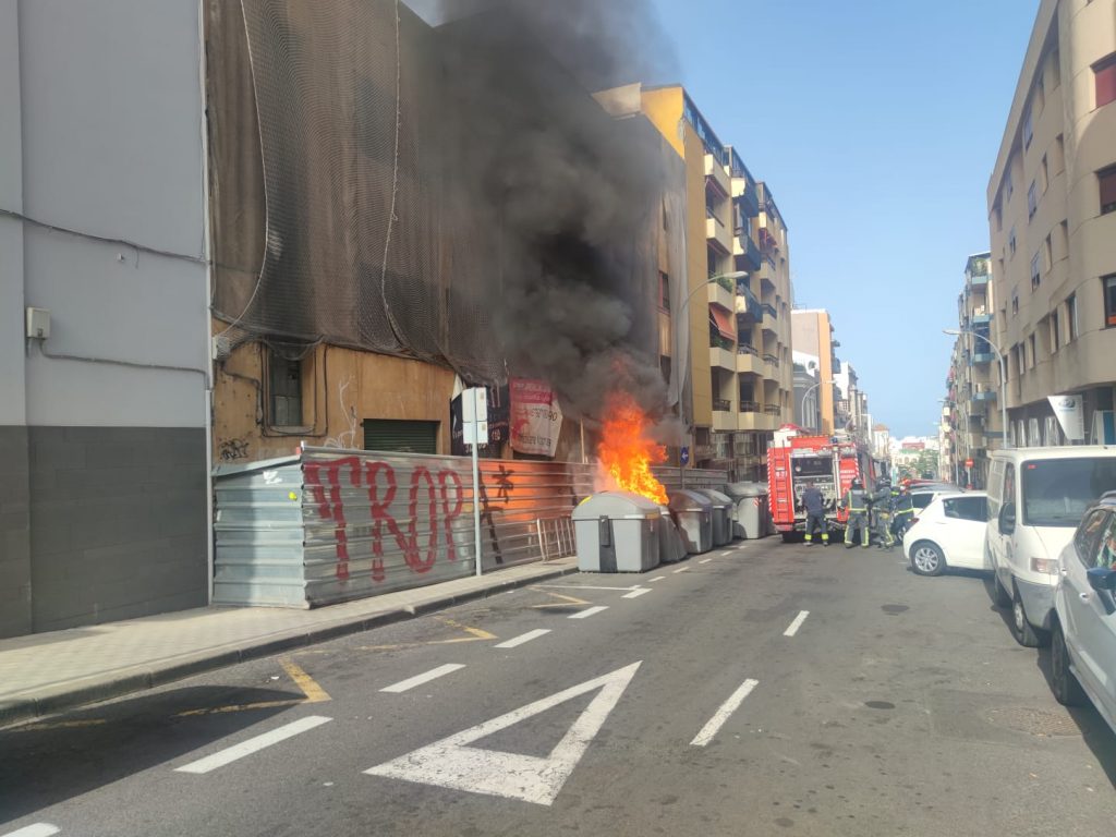 Los bomberos ya actúan en este fuego declarado en la calle Pérez de Rozas en Santa Cruz de Tenerife. DA
