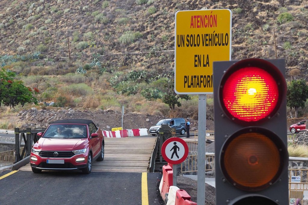 Sobra las 20 horas de ayer comenzaron a circular los primeros vehículos sobre el puente provisional instalado en apenas cinco días por el batallón de zapadores. FOTO: SERGIO MÉNDEZ