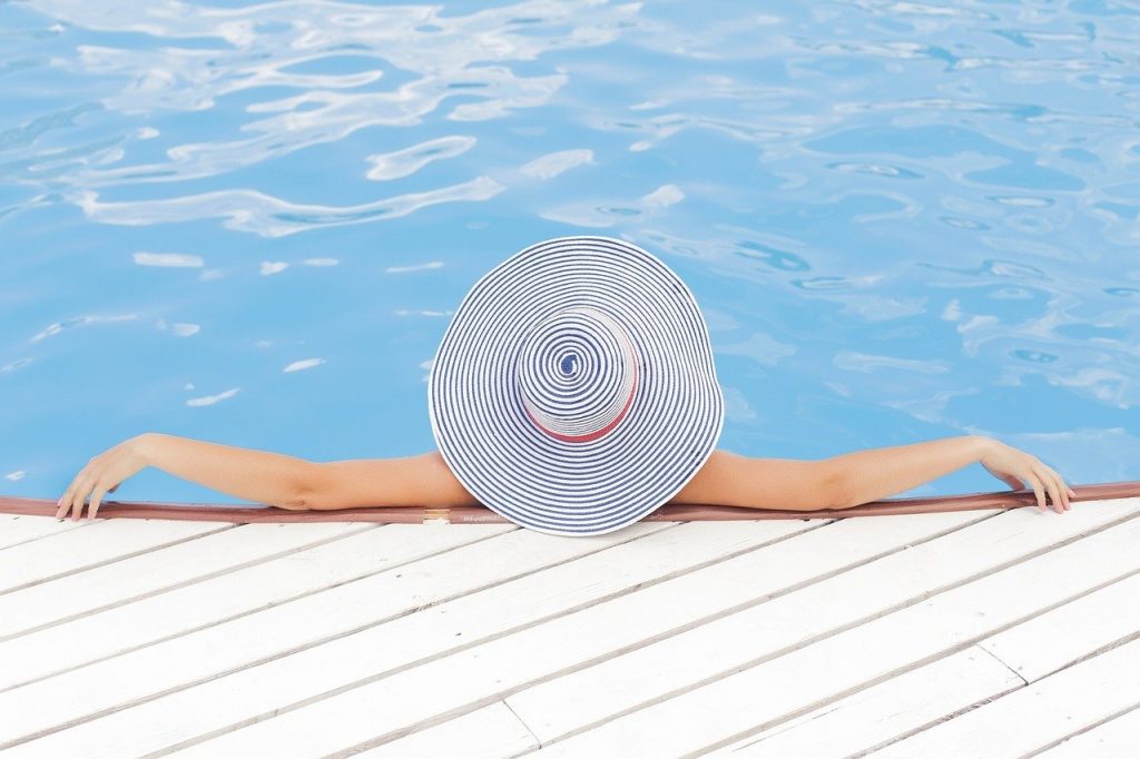 Una mujer en una piscina. Pixabay