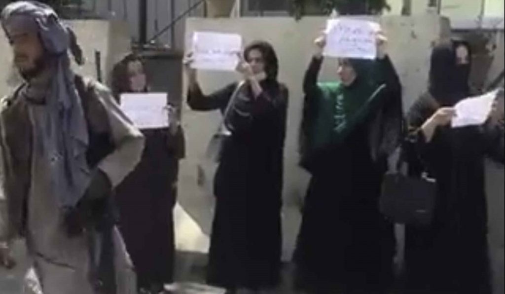 Mujeres afganas protestando ante los talibanes