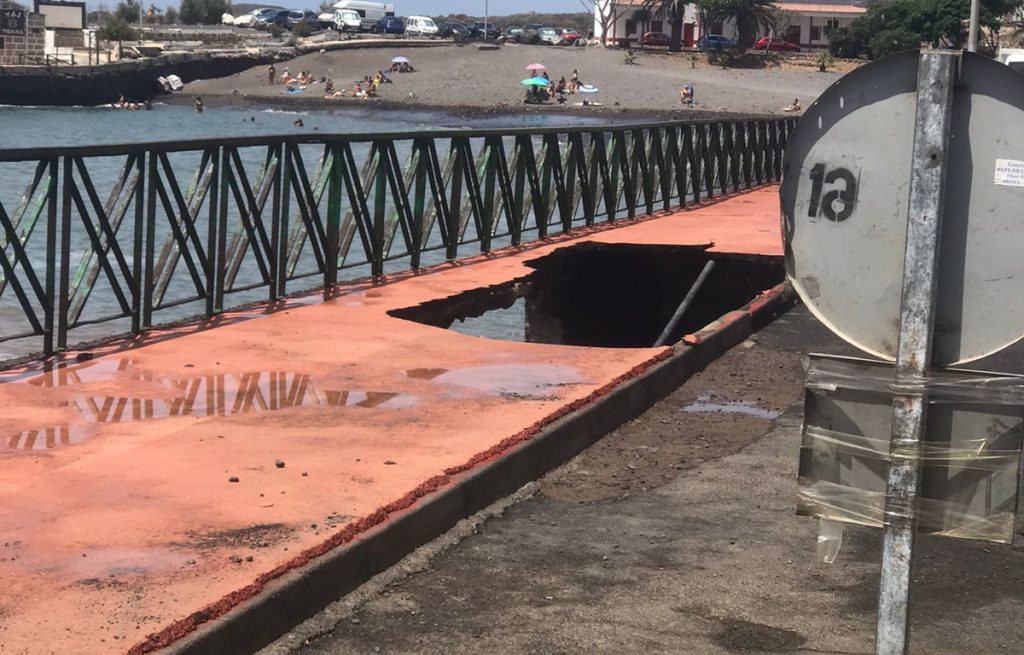 Daños causados por la pleamar en Las Galletas. DA