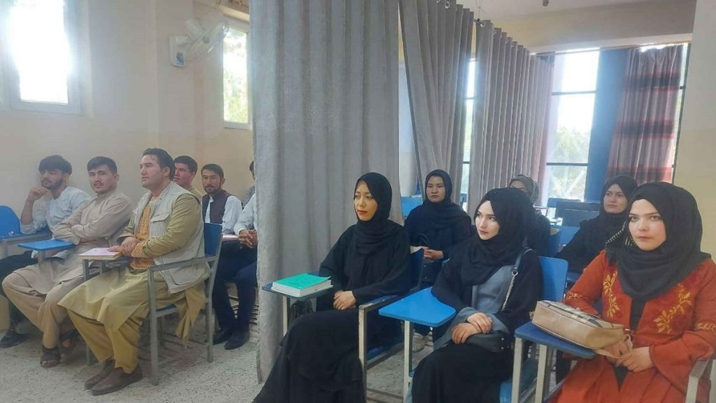 Universitarios retoman las clases bajo las nuevas normas que impone el régimen talibán. Reuters