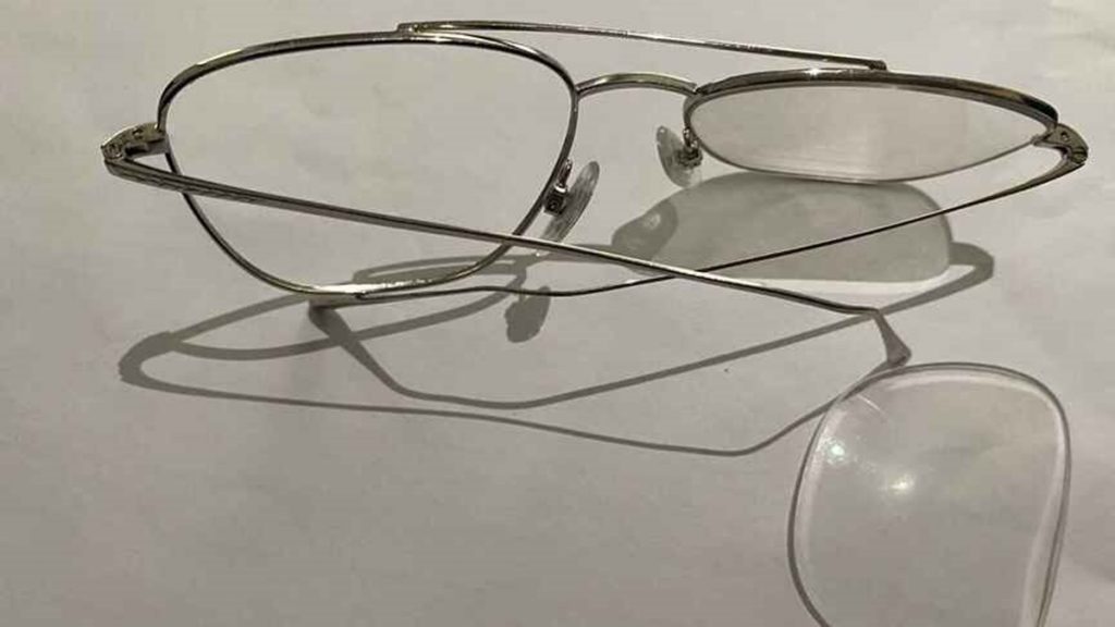 Las gafas rotas de la enfermera tras la agresión en el hospital privado en Murcia.