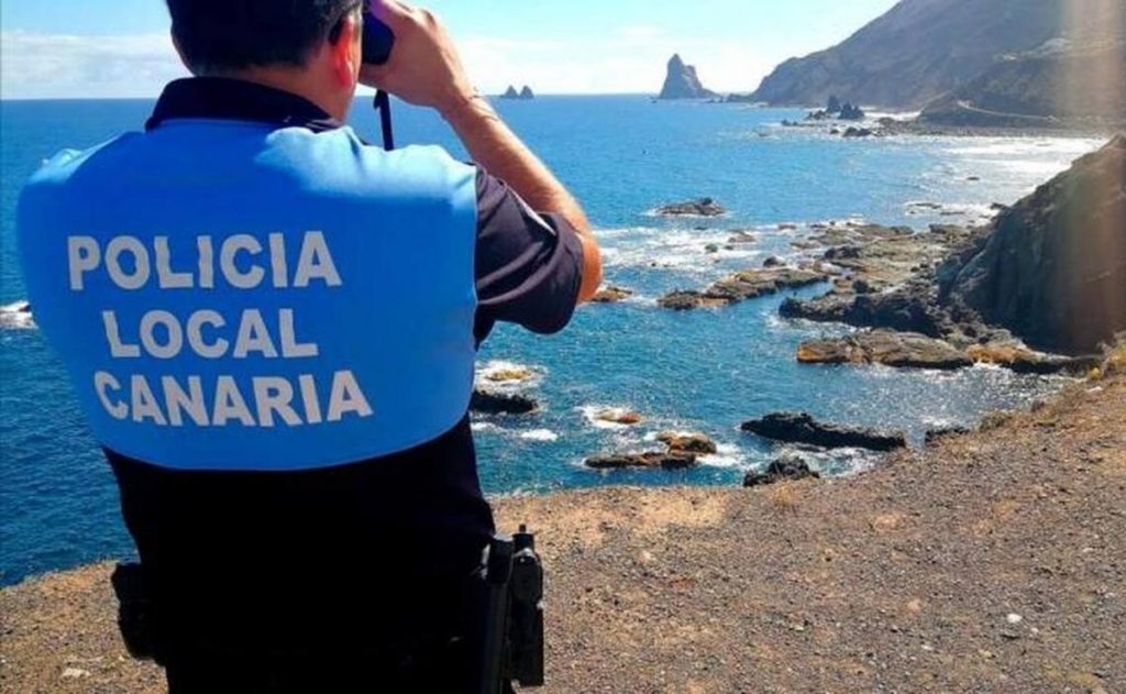 Las playas santacruceras de Almáciga y Roque de las Bodegas se vieron ayer afectadas por un vertido de hidrocarburos y fueron reabiertas al baño.