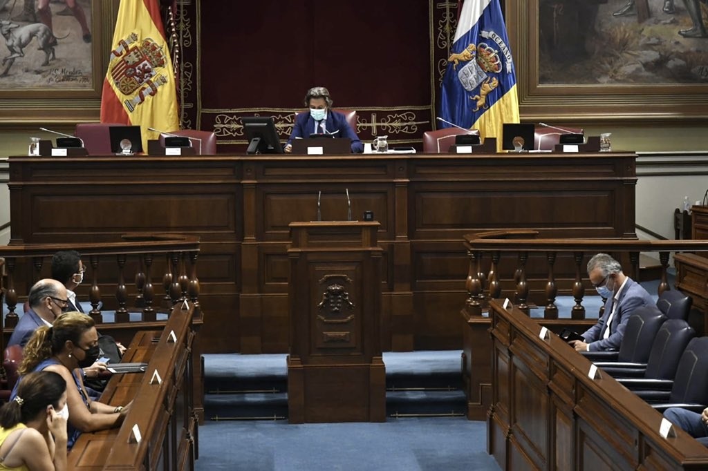 Imagen de archivo de un pleno en el Parlamento de Canarias. / EP