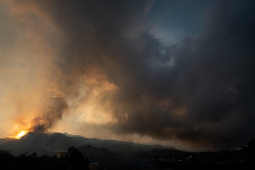 Humo saliendo del volcán que erupcionó ayer en La Palma. FRAN PALLERO