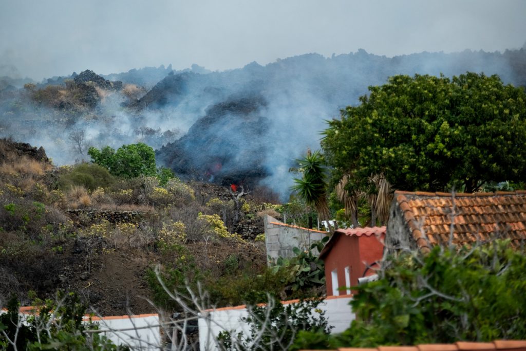 La lava engulle Todoque y borra del mapa recuerdos, viviendas y sueños por cumplir. | Fran Pallero
