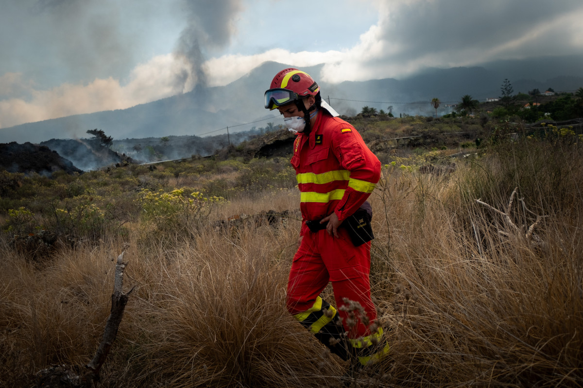 Personal de emergencias protegido con mascarilla. FRAN PALLERO