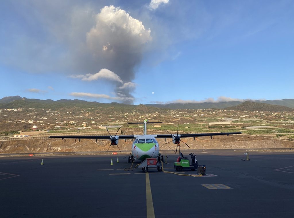 El aeropuerto de La Palma, inoperativo por acumulación de cenizas