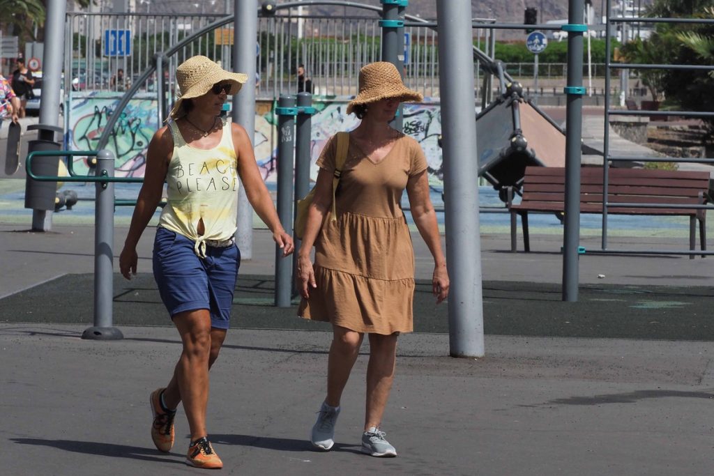Dos mujeres se protegen del sol con sus pamelas en Santa Cruz. SERGIO MÉNDEZ