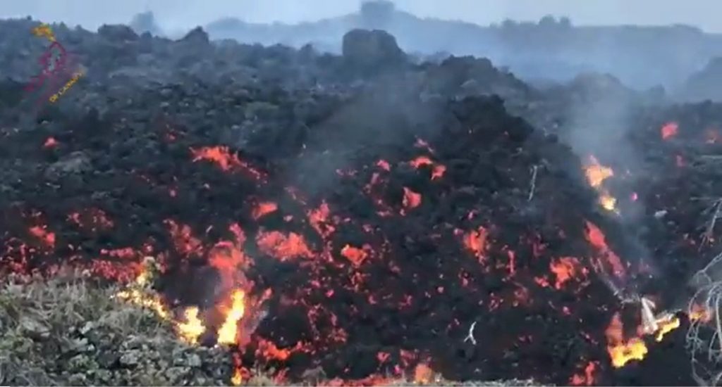 Las nuevas coladas discurren por zonas ya evacuadas y dentro del área de exclusión