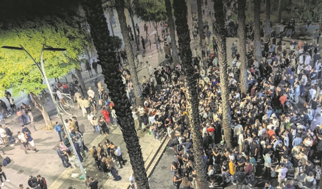 El alcalde de La Laguna, Luis Yeray Gutiérrez, ya ha solicitado a la Delegación del Gobierno más presencia policial para controlar los macrobotellones en la zona del Cuadrilátero.