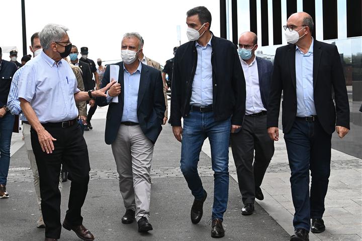 El presidente del Gobierno de España, Pedro Sánchez, rodeado de las autoridades canarias, ayer en La Palma. La Moncloa