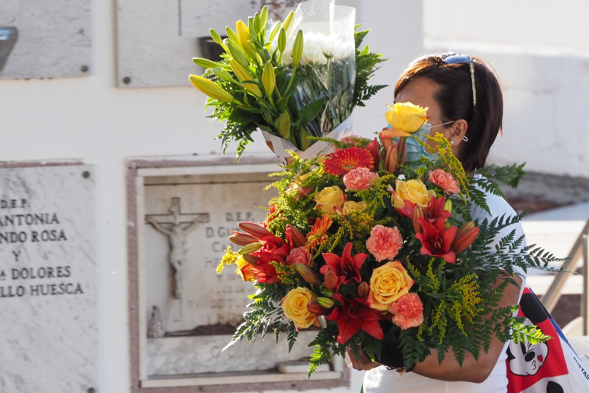 La tradición llena los cementerios de Tenerife en el día de Todos los Santos