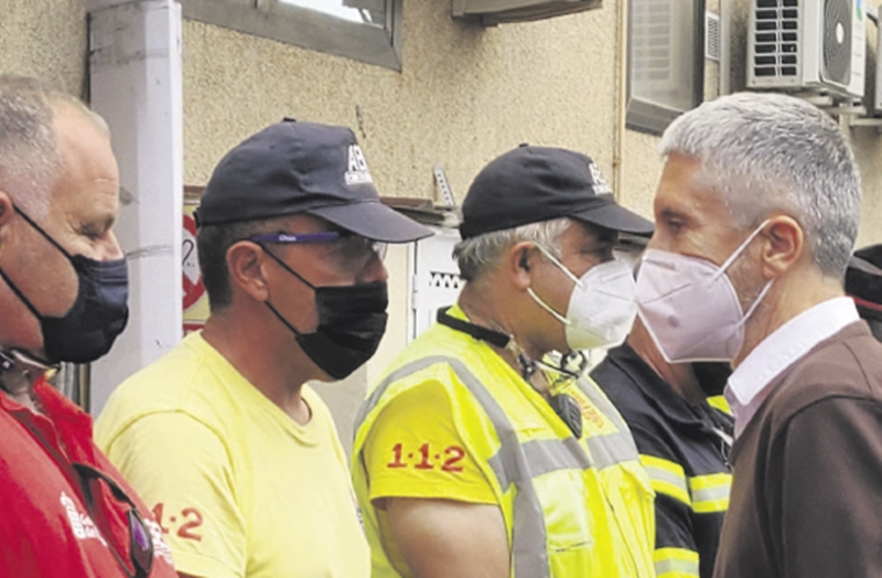 El ministro se acercó a los miembros del grupo de Protección Civil para preguntarles por su resistencia después de tantos días de trabajo.