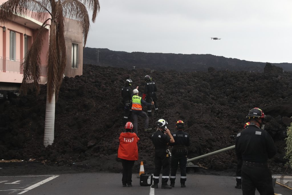 Efectivos de seguridad iniciaron el lunes la retirada de lava en el cruce de La Laguna.