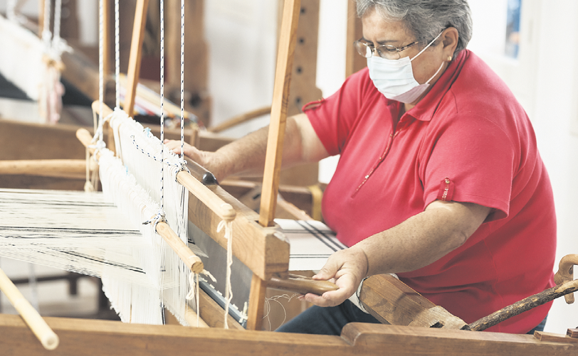 Solbeida ha pasado su vida entre la seda y los telares. Desde hace 41 años es artesana en mayúsculas. 