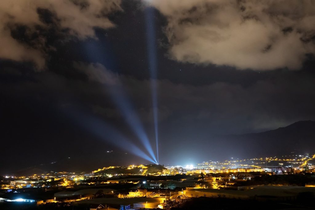 Columnas de luz en Los Llanos de Aridane (La Palma) en recuerdo de Todoque, Las Manchas y La Laguna