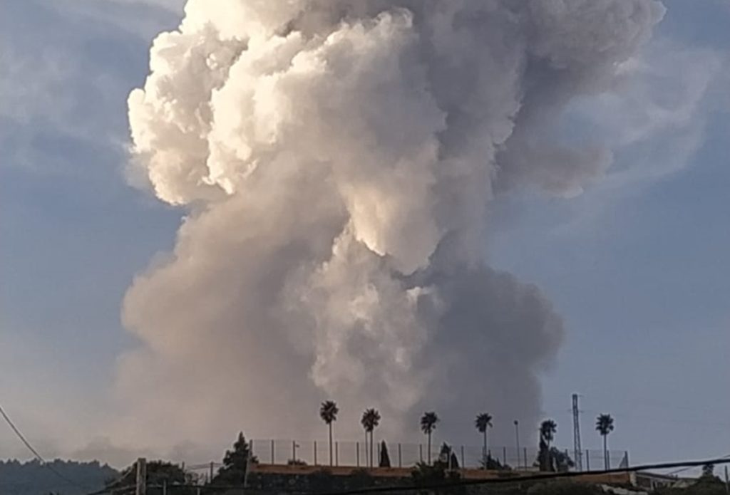 Una nueva columna de gases se levanta en apenas un instante en La Palma. | Nieves Sánchez (IGME)