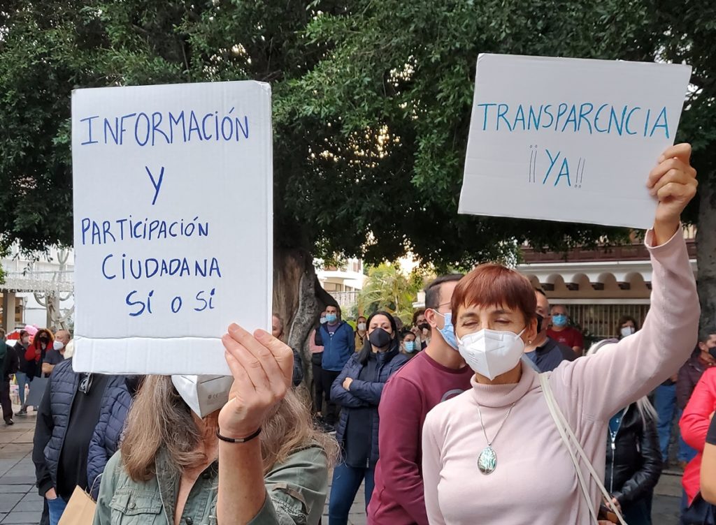 Dos vecinas que se han sumado al grupo de afectados para reclamar participar en la toma de decisiones.