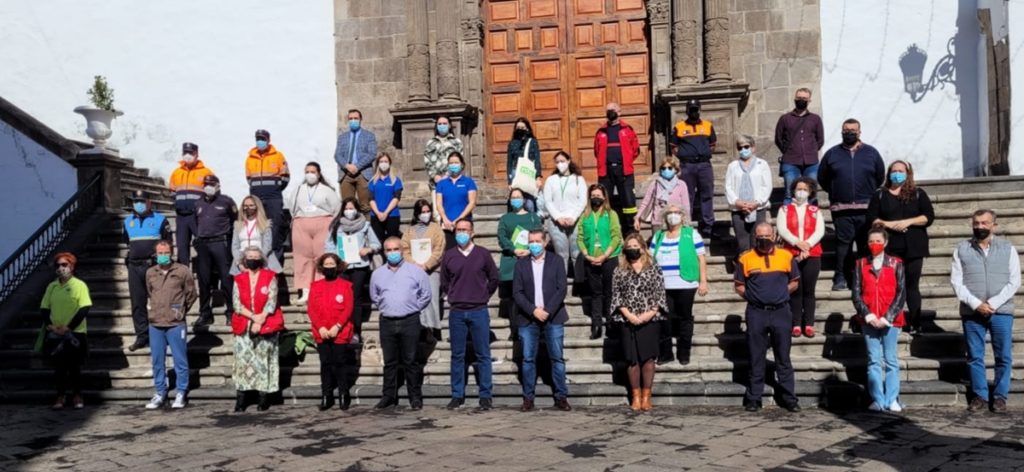 Imagen de algunos de los voluntarios junto a representantes sociales y judiciales.