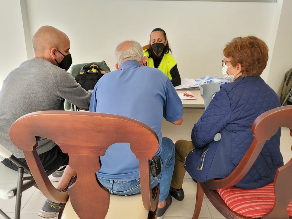Una técnica de Visocan entrega las llaves a una de las familias que perdieron su hogar bajo la lava.