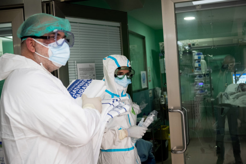 Personal sanitario en una UCI canaria. FRAN PALLERO