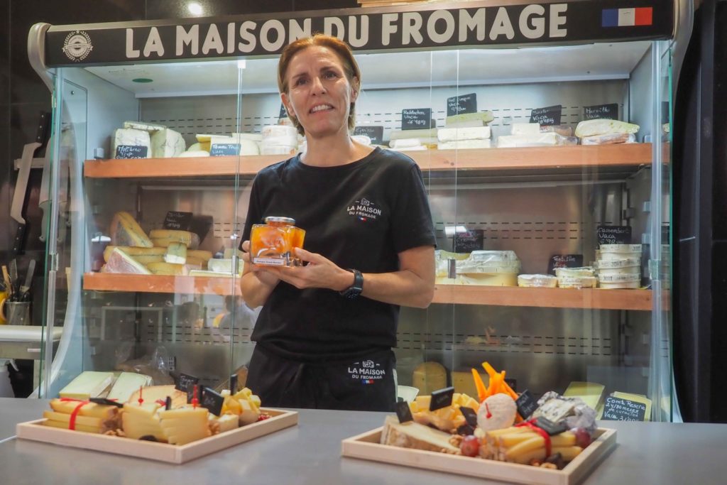 Quesos franceses y suizos con muchas tablas