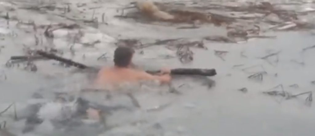 Acto heroico de dos guardias civiles para salvar a un perro