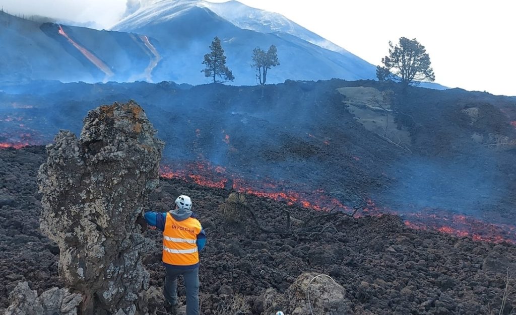 La vigilancia, aún cuando el volcán no vuelva a dar signos de actividad y descienda hasta llegar a cero, va a continuar en La Palma en un horizonte a largo plazo. Involcan