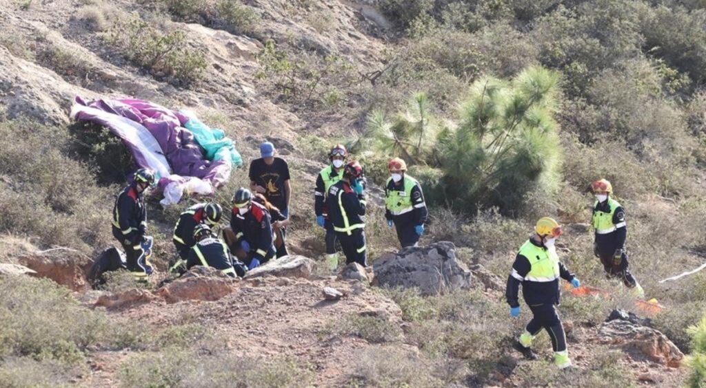 Aparatoso rescate de un paracaidista en Adeje. 1-1-2