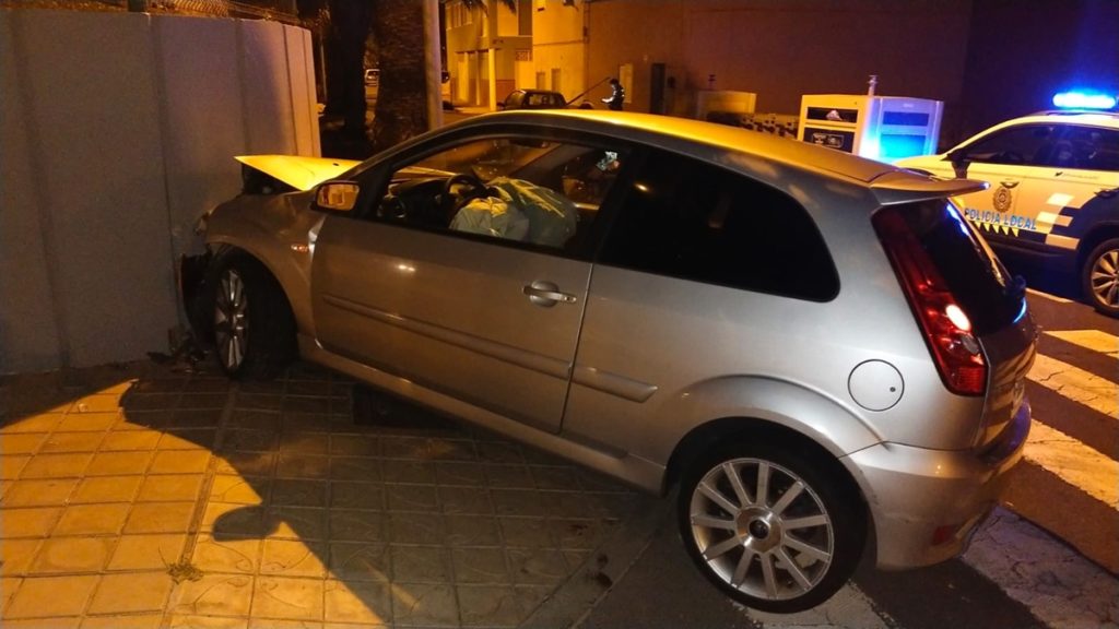 Choca contra otro vehículo y se da a la fuga en el barrio de La Salud. Policía Local