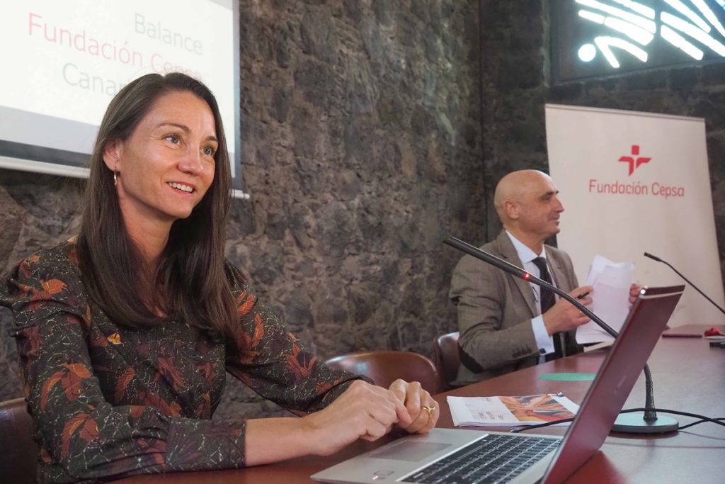 La responsable de la Fundación Cepsa en las Islas, Belén Machado, y el de las relaciones corporativas en Andalucía y Canarias, Jesús Velasco. Sergio Méndez
