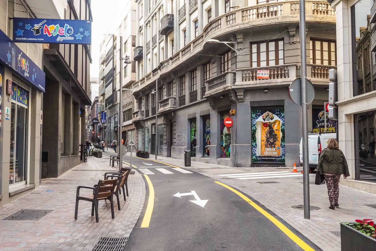 La calle Imeldo Serís se reabrió ayer al tráfico. Sergio Méndez