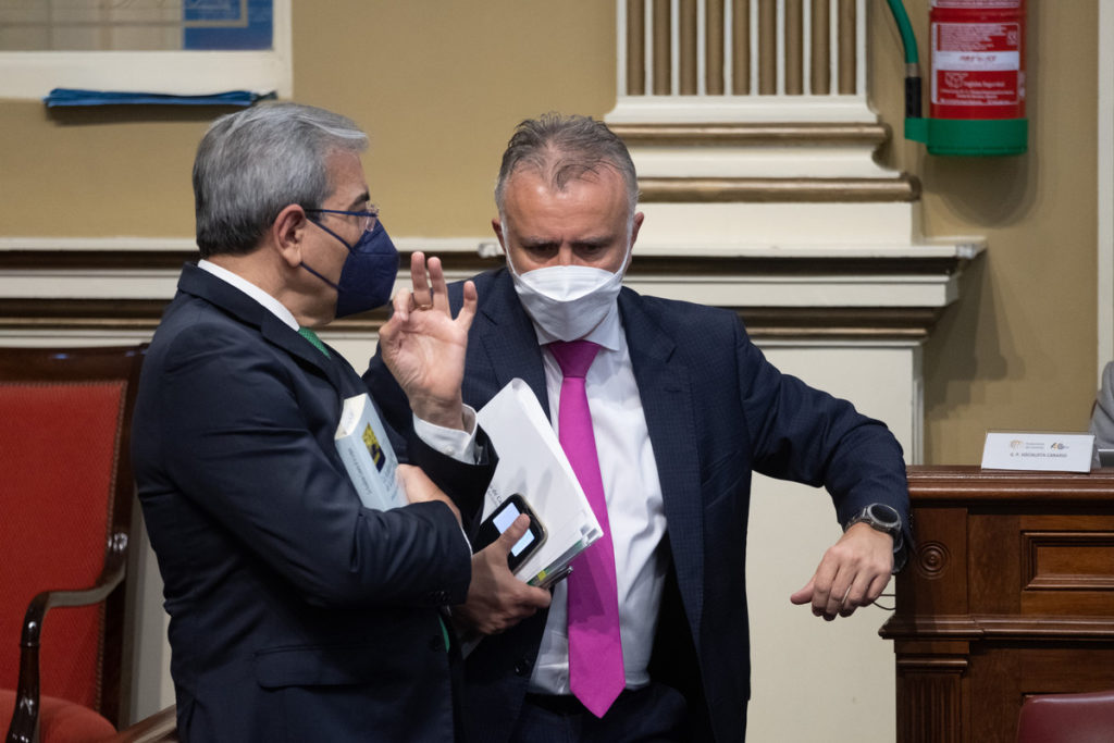 Román Rodríguez intercambia impresiones con Ángel Víctor Torres, ayer, en el Parlamento. Fran Pallero
