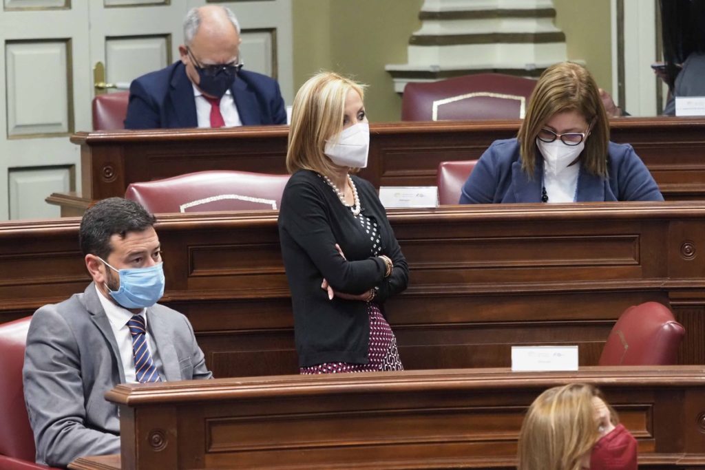 Un momento de la sesión plenaria celebrada ayer en el Parlamento de Canarias. Sergio Méndez