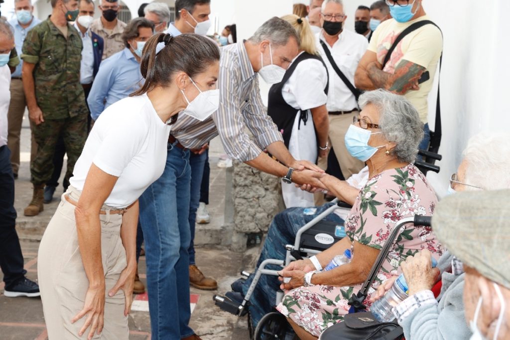 Los reyes no han dejado de estar con la población palmera en tiempos difíciles. EFE
