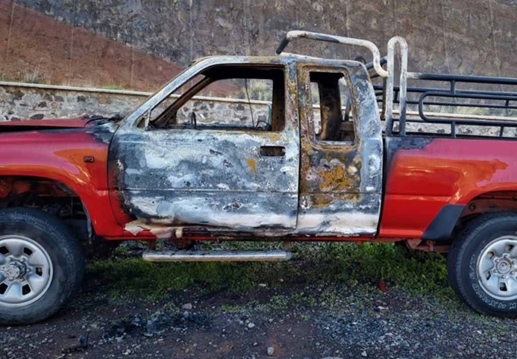 Así quedó la camioneta incendiada por los vándalos. Eusenio Déniz