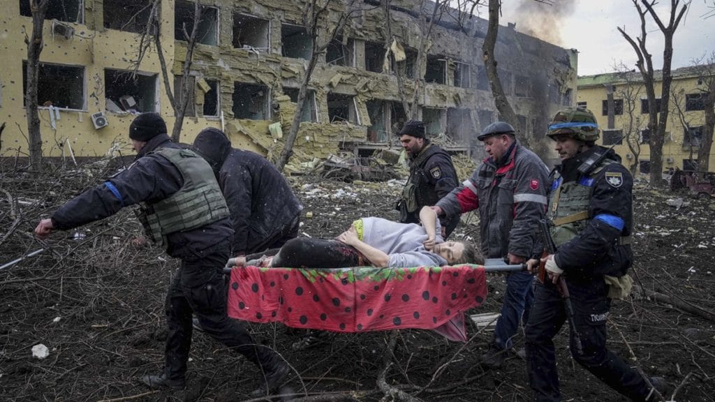 Una mujer embarazada, evacuada ayer entre las ruinas del hospital infantil de Mariúpol, tras quedar destruido por los bombardeos de las tropas rusas; 17 adultos resultaron heridos. AP
