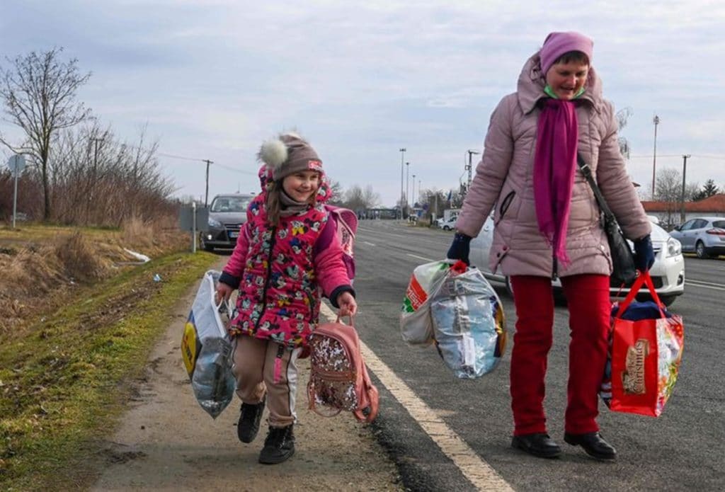 Una madre ucraniana con su hija se dirige a la frontera polaca. DA
