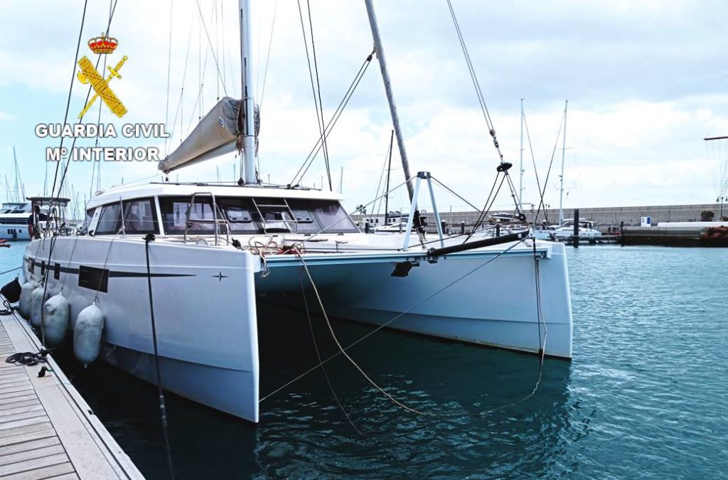 catamarán a la deriva en Canarias